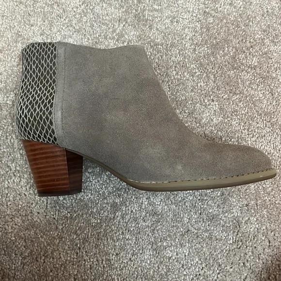 Vionic Boots - Picture 3 of 6